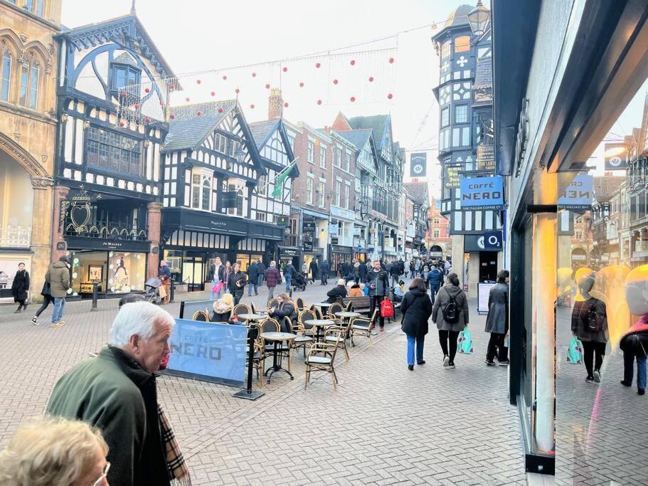 View On The Rows - Overlooking Eastgate Street Chester Bagian luar foto