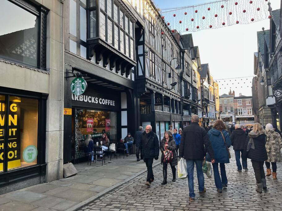 View On The Rows - Overlooking Eastgate Street Chester Bagian luar foto
