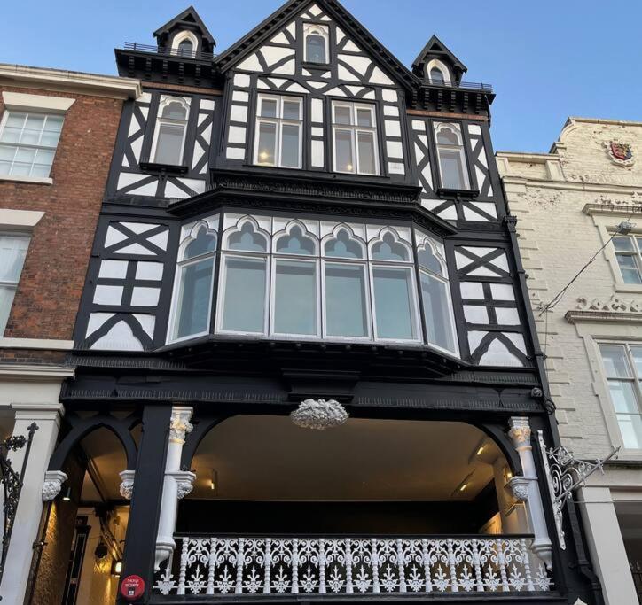 View On The Rows - Overlooking Eastgate Street Chester Bagian luar foto
