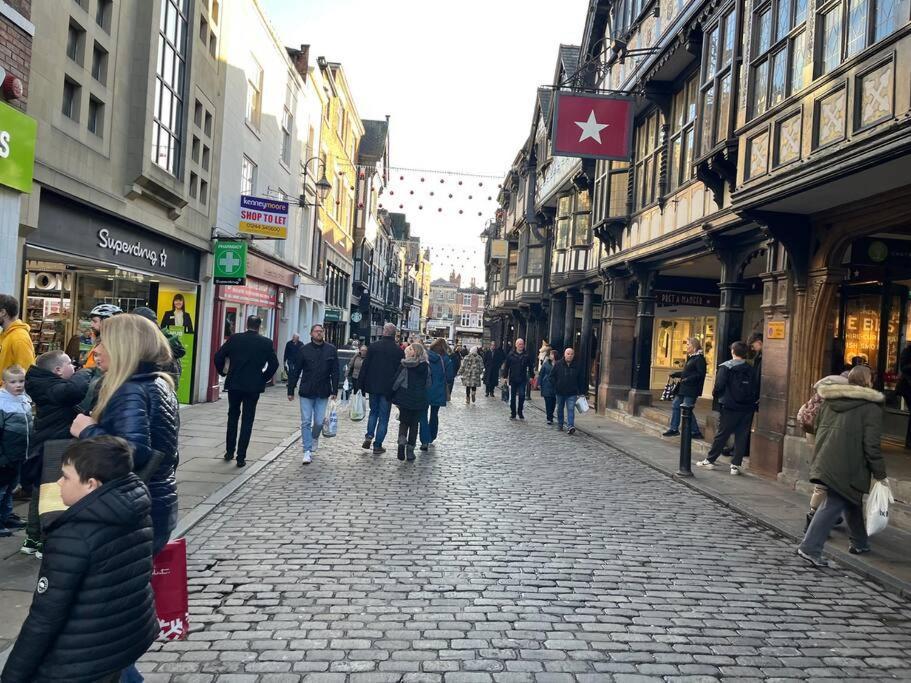 View On The Rows - Overlooking Eastgate Street Chester Bagian luar foto