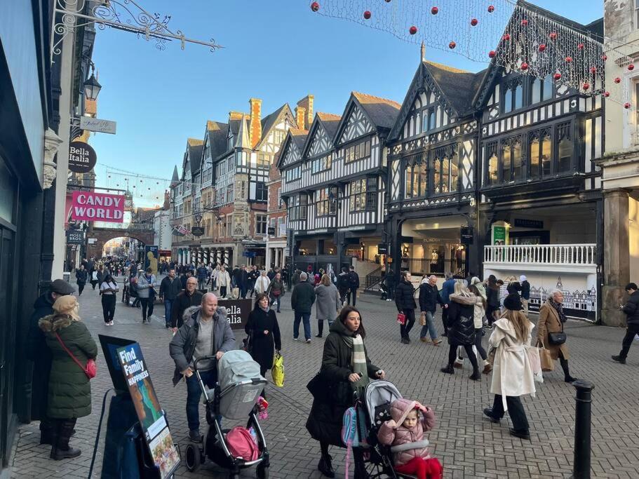 View On The Rows - Overlooking Eastgate Street Chester Bagian luar foto